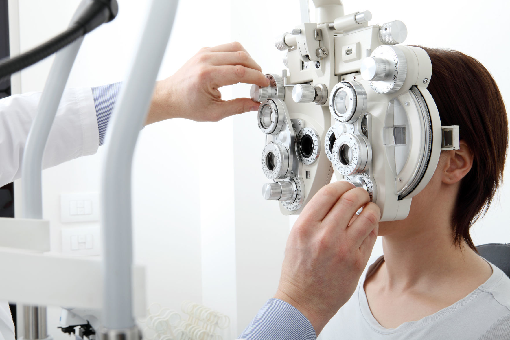 Eyesight measurement with optical phoropter